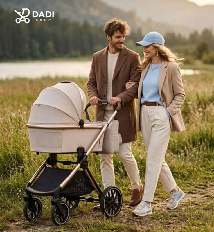 Para spacerująca z wózkiem 2w1 z gondolą – ujęcie outdoor. dadi-shop